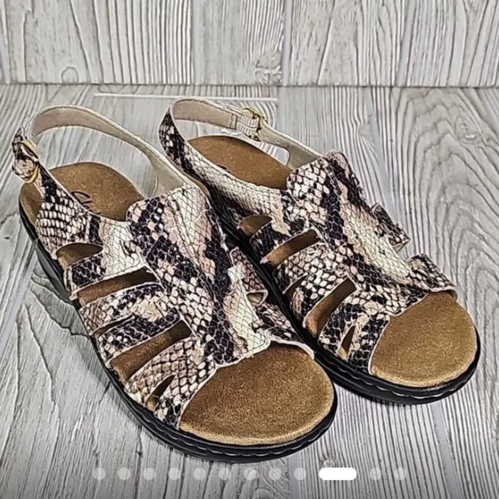 Clark’s Lexi Marigold beige brown snake wedge sandals woman’s size 10 🌹